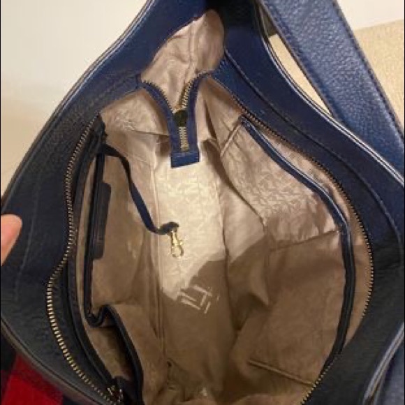 Micheal Kors Navy purse - Picture 4 of 7